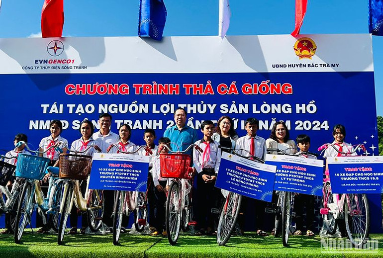 Trao 40 chiếc xe đạp tặng các em học sinh nghèo hiếu học trên địa bàn huyện Bắc Trà My.