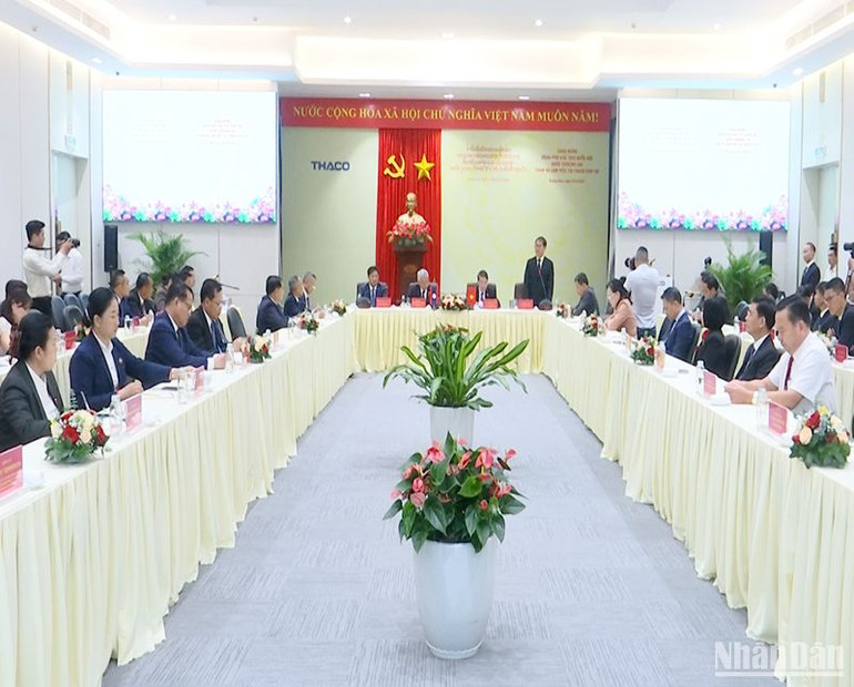 Quang cảnh buổi làm việc.