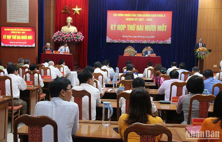 Phó Chủ tịch Hội đồng nhân dân tỉnh Quảng Nam Trần Xuân Vinh phát biểu khai mạc kỳ họp thứ 21. Phó Chủ tịch Hội đồng nhân dân tỉnh Quảng Nam Trần Xuân Vinh phát biểu khai mạc kỳ họp thứ 21.