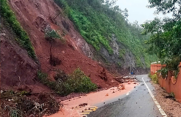 Mưa bão gây sạt lở đất tại huyện miền núi Tây Giang.