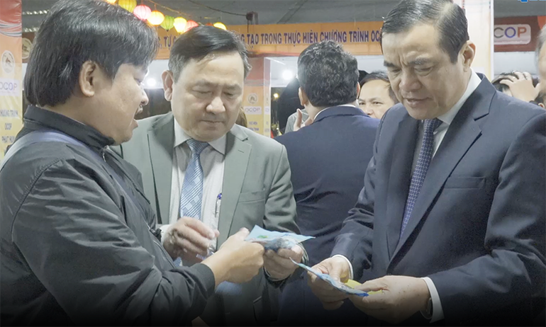 Đồng chí Phan Việt Cường, Ủy viên Trung ương Đảng, Bí thư Tỉnh ủy, Chủ tịch Hội đồng nhân dân tỉnh (bìa phải) tham quan gian hàng giới thiệu sản phẩm OCOP của huyện Núi Thành