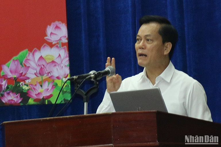 Thứ trưởng Ngoại giao Hà Kim Ngọc báo cáo nội dung chuyên đề “Tình hình thời sự quốc tế, trong nước và công tác đối ngoại của Đảng, Nhà nước”. Thứ trưởng Ngoại giao Hà Kim Ngọc báo cáo nội dung chuyên đề “Tình hình thời sự quốc tế, trong nước và công tác đối ngoại của Đảng, Nhà nước”.