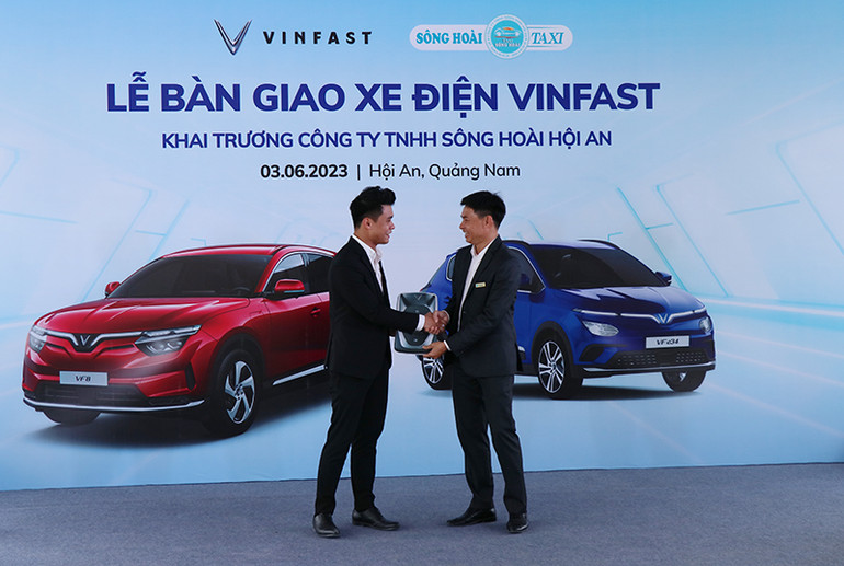 Lãnh đạo Công ty TNHH Sông Hoài Hội An tiếp nhận 50 xe chạy bằng điện.