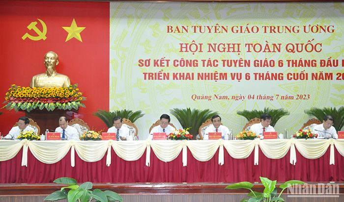 Đồng chí Nguyễn Trọng Nghĩa (giữa) cùng các đồng chí lãnh đạo Ban Tuyên giáo Trung ương và Bí thư Tỉnh ủy Quảng Nam Phan Việt Cường chủ trì Hội nghị