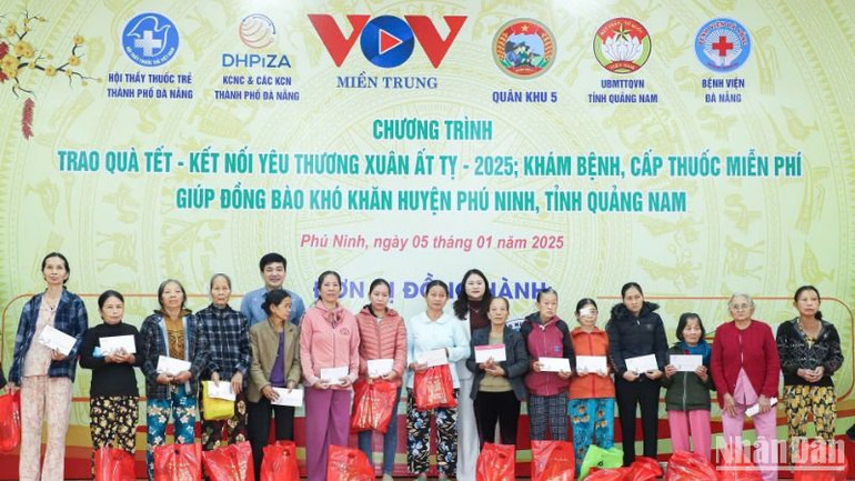 Trao quà Tết tặng hộ nghèo khó khăn tại huyện Phú Ninh.