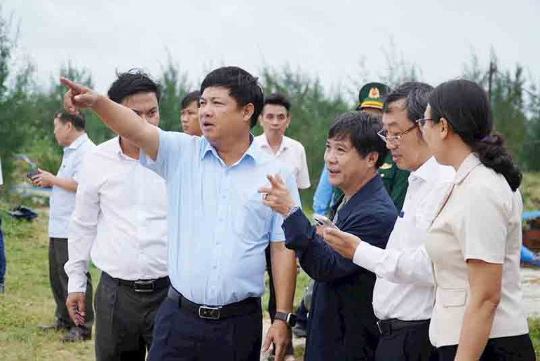 Bí thư Tỉnh ủy Lương Nguyễn Minh Triết (thứ 2 từ trái sang) khảo sát tình hình sạt lở bờ sông và bến phà Tam Hải. (Ảnh: C.Q)