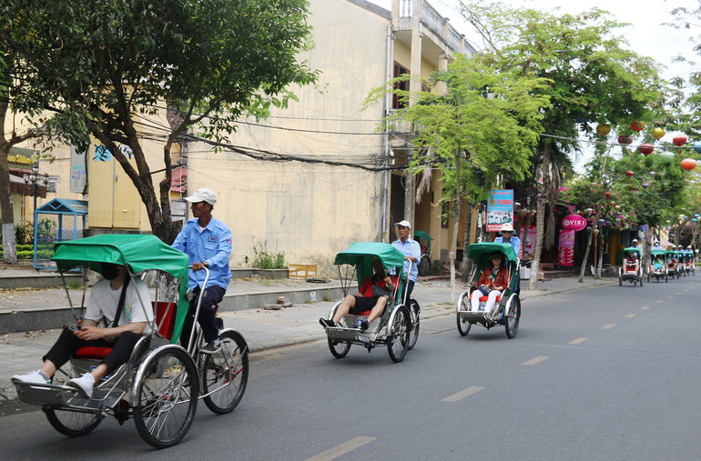 Du khách trải nghiệm trên phố Phan Châu Trinh, Khu phố cổ Hội An.
