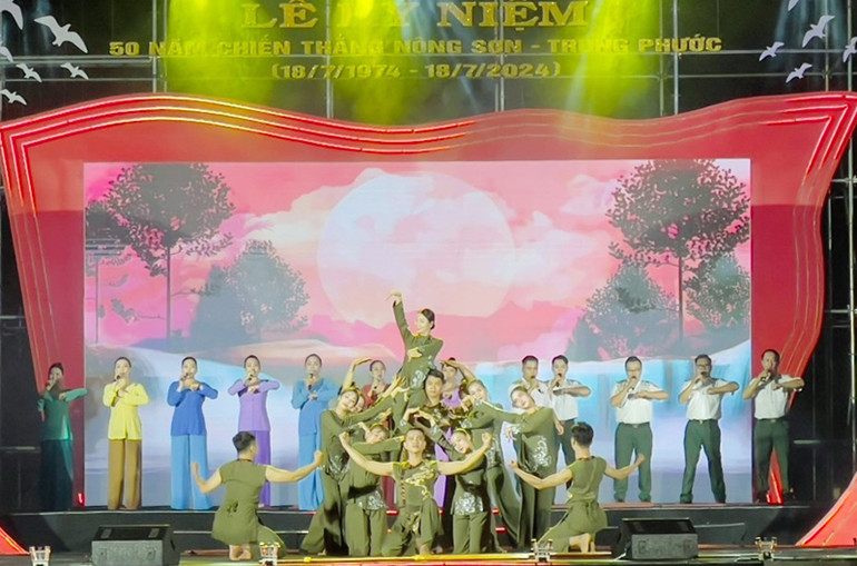 Chương trình nghệ thuật tại buổi lễ kỷ niệm 50 năm Chiến thắng Nông Sơn-Trung Phước. (Ảnh: N.S)