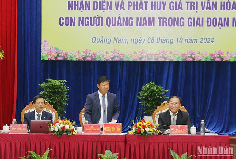 Các đồng chí chủ trì hội thảo nêu một số nội dung quan trọng cần tập trung thảo luận, làm rõ và đề ra các giải pháp nhằm phát huy giá trị văn hóa, con người Quảng Nam trong giai đoạn mới