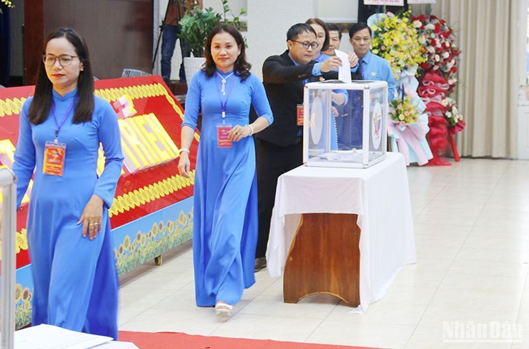 Đại biểu bỏ phiếu bầu cử Ban Chấp hành nhiệm kỳ 2023-2028.