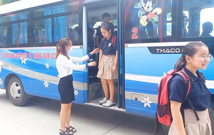 Trường tiểu học, trung học cơ sở và trung học phổ thông song ngữ quốc tế Quảng Nam Academy bố trí xe ô-tô đưa đón, bảo đảm an toàn cho học sinh.