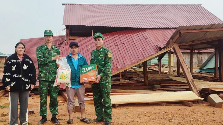 Cán bộ Đồn Biên phòng Ga Ry đã hỗ trợ người dân thôn Da’ding bị thiệt hại nặng do mưa gió gây ra.