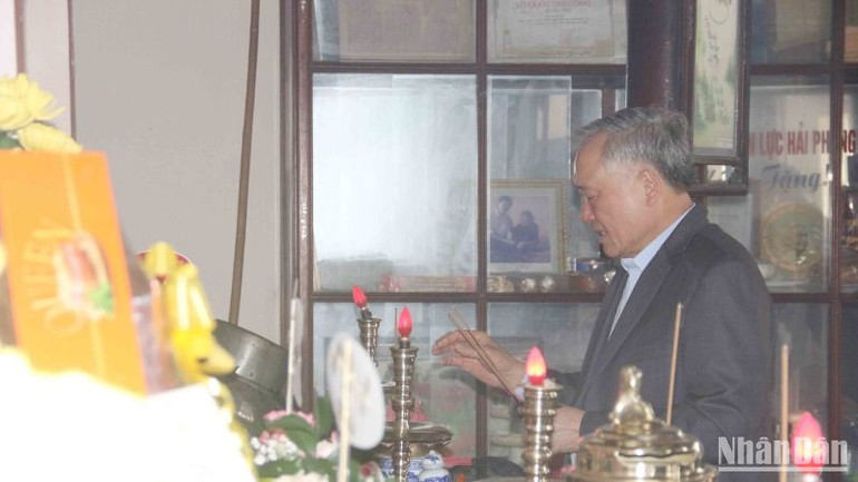 Phó Thủ tướng Thường trực Chính phủ Nguyễn Hòa Bình viếng hương tại Nhà lưu niệm Mẹ Việt Nam anh hùng Nguyễn Thị Thứ tại thị xã Điện Bàn.