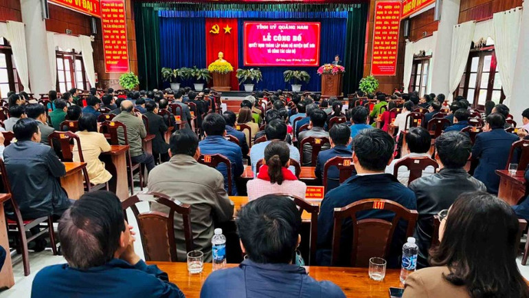 Quang cảnh buổi lễ công bố quyết định thành lập Đảng bộ huyện Quế Sơn (mới).