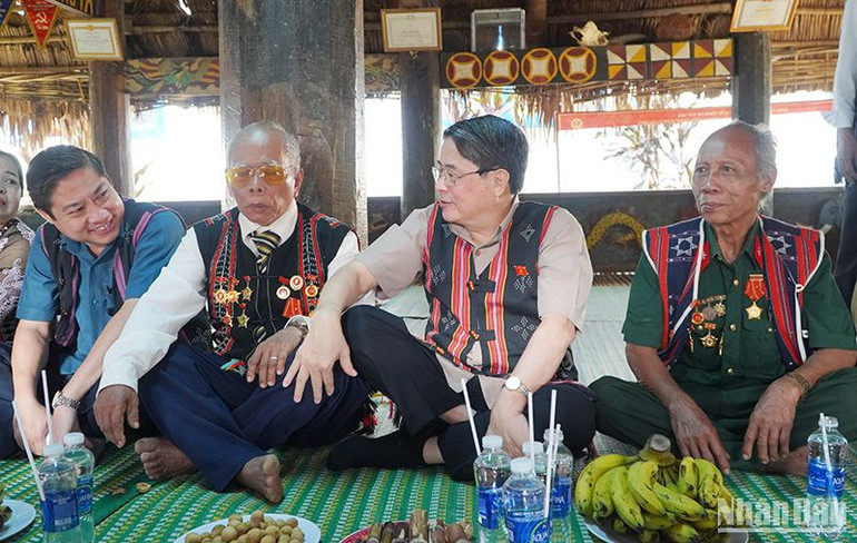 Phó Chủ tịch Quốc hội Nguyễn Đức Hải (thứ 2 từ phải sang) thăm hỏi người có uy tín tại thôn A Liêng, xã Tà Bhing, huyện Nam Giang (Quảng Nam).