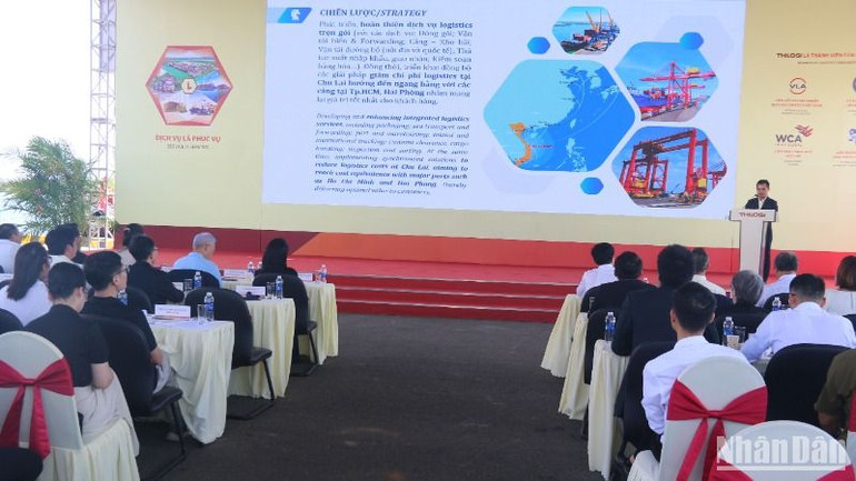 Quang cảnh lễ công bố hoàn thành nạo vét luồng hàng hải Kỳ Hà và Ký kết hợp tác giữa hãng tàu Regional Container Lines (RCL) với cảng quốc tế Chu Lai, mở tuyến hàng hải trực tiếp Chu Lai-Ấn Độ.