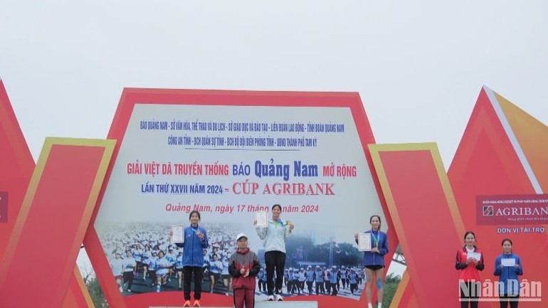 Ban tổ chức trao thưởng cho các vận động viên đoạt giải.