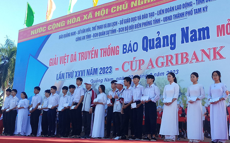 Ban Tổ chức trao học bổng tặng các học sinh nghèo của Trường THPT Trần Cao Vân (Tam Kỳ). Ban Tổ chức trao học bổng tặng các học sinh nghèo của Trường THPT Trần Cao Vân (Tam Kỳ).