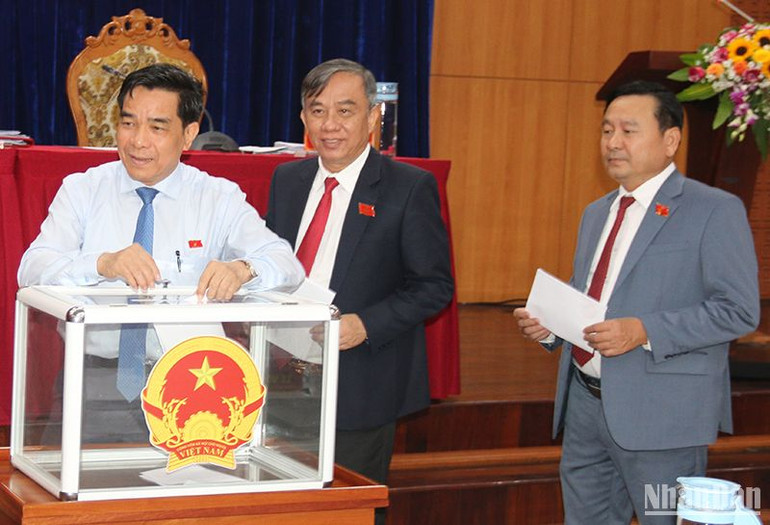Các đại biểu Hội đồng nhân dân tỉnh Quảng Nam bầu bổ sung thêm 2 ủy viên Ủy ban nhân dân tỉnh nhiệm kỳ 2021-2026