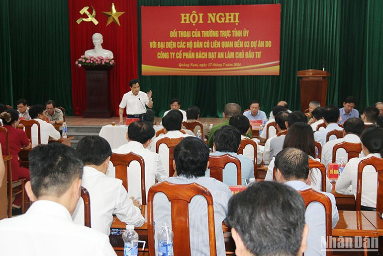 Chủ tịch Ủy ban nhân dân tỉnh Quảng Nam Lê Văn Dũng cho biết, sắp đến, các cơ quan chức năng của tỉnh sẽ tập trung xử lý dứt điểm các vướng mắc, sớm bàn giao “sổ đỏ” cho người dân.