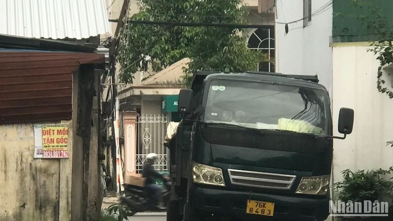 Đoạn đường Trần Quý Hai-Hùng Vương bị nút thắt cổ chai, dân đi lại khó khăn.