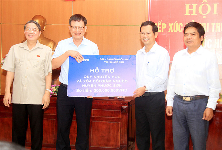 Trao tặng Quỹ khuyến học và giảm nghèo huyện Phước Sơn 300 triệu đồng