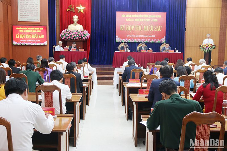 Phó Chủ tịch Ủy ban nhân dân tỉnh Hồ Quang Bửu trình bày tờ trình về Quy định cơ chế, chính sách hỗ trợ khi di dời cơ sở chăn nuôi ra khỏi khu vực không được phép chăn nuôi trên địa bàn tỉnh.