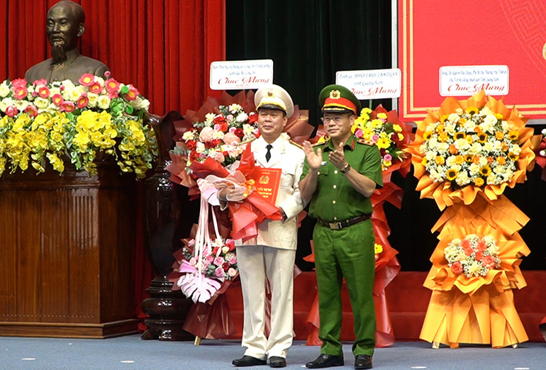 Thứ trưởng Nguyễn Văn Long trao Quyết định của Bộ trưởng Công an điều động Đại tá Nguyễn Hữu Hợp, Giám đốc Công an tỉnh Quảng Bình đến nhận công tác và giữ chức vụ Giám đốc Công an tỉnh Quảng Nam.