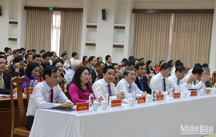 Các đại biểu nghe báo cáo tình hình kinh tế-xã hội 6 tháng đầu năm và những nhiệm vụ, giải pháp trọng tâm cuối năm 2023.