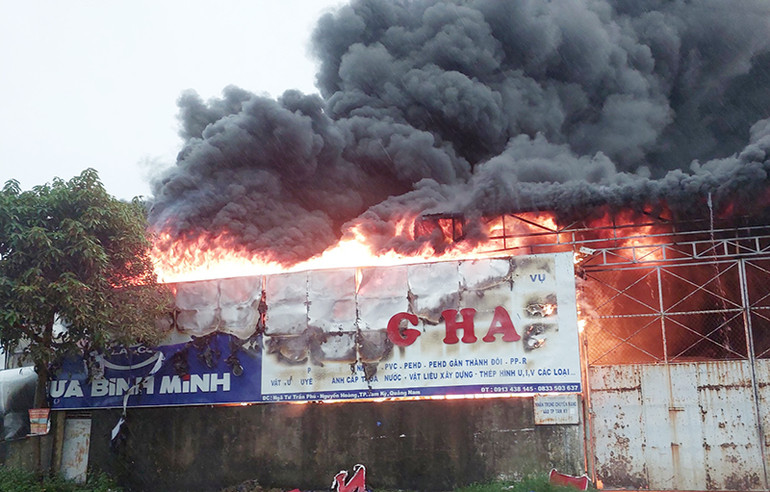 Đám cháy bốc lên tại kho chứa hàng hóa của Công ty TNHH Thương mại Vận tải và dịch vụ Long Hải.