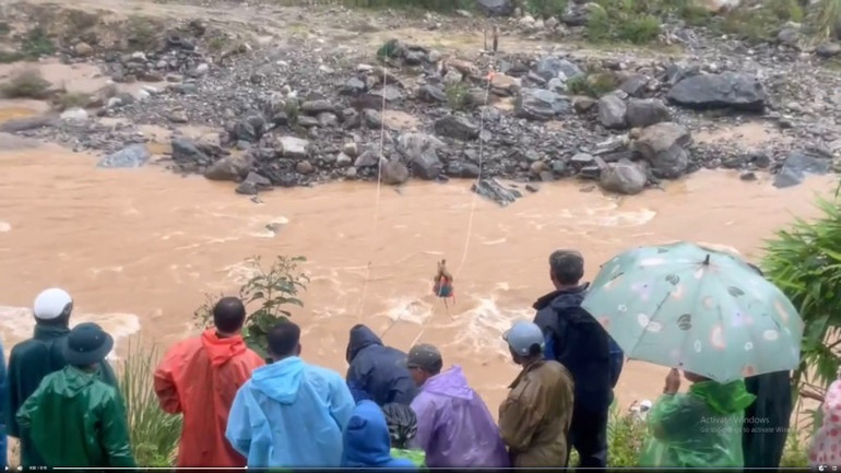Lực lượng chức năng đã đưa 4 người dân bị cô lập vào bờ an toàn.