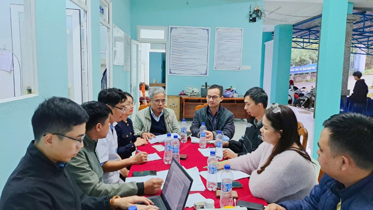 Đoàn công tác của Trung tâm Kiểm soát bệnh tật tỉnh Quảng Nam nghe báo cáo tình hình và chỉ đạo, hướng dẫn công tác điều trị cho trẻ có triệu chứng sốt phát ban tại xã Trà Leng, huyện Nam Trà My.