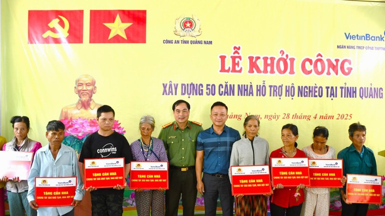 Lãnh đạo Công an tỉnh Quảng Nam và Ngân hàng Vietinbank-Chi nhánh Quảng Nam trao biểu trưng tặng nhà cho đại diện các hộ nghèo tại miền núi Quảng Nam.