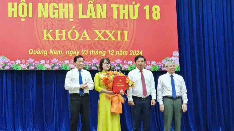 Các đồng chí Thường trực Tỉnh ủy trao quyết định chuẩn y và tặng hoa chúc mừng đồng chí Trần Thị Kim Hoa. Các đồng chí Thường trực Tỉnh ủy trao quyết định chuẩn y và tặng hoa chúc mừng đồng chí Trần Thị Kim Hoa.