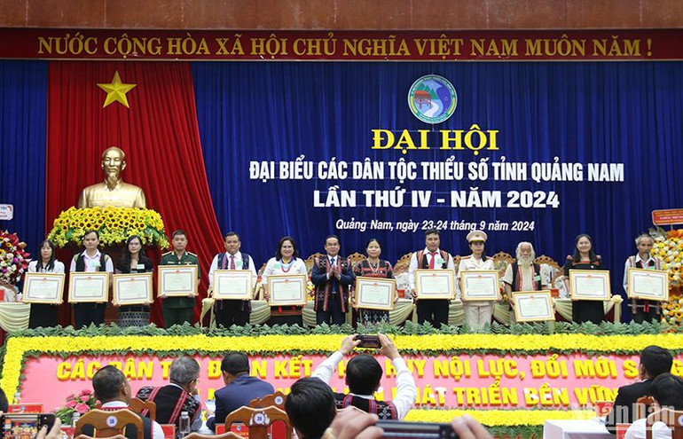 Phó Chủ tịch Ủy ban nhân dân tỉnh Trần Anh Tuấn trao Bằng khen của Ủy ban nhân dân tỉnh tặng các tập thể, cá nhân tiêu biểu trong thực hiện công tác dân tộc, chính sách dân tộc giai đoạn 2019-2024 Phó Chủ tịch Ủy ban nhân dân tỉnh Trần Anh Tuấn trao Bằng khen của Ủy ban nhân dân tỉnh tặng các tập thể, cá nhân tiêu biểu trong thực hiện công tác dân tộc, chính sách dân tộc giai đoạn 2019-2024