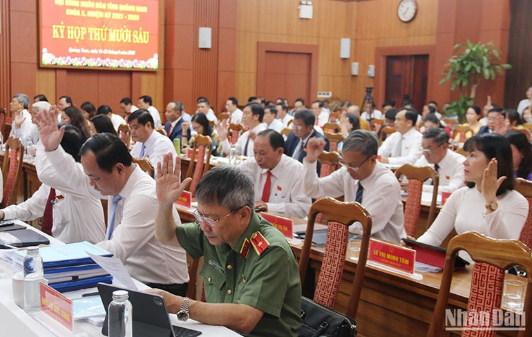 Đại biểu Hội đồng nhân dân biểu quyết thống nhất thông qua 22 nghị quyết quan trọng.