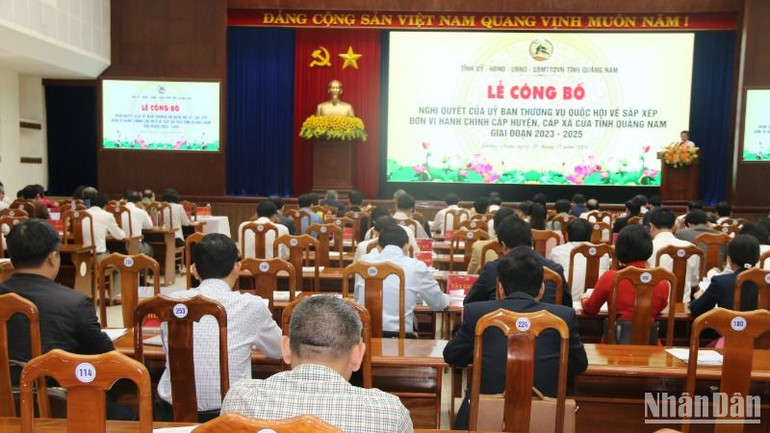 Quang cảnh lễ công bố Nghị quyết 1241/NQ-UBTVQH15, ngày 24/10/2024 của Uỷ ban Thường vụ Quốc hội về việc sắp xếp đơn vị hành chính cấp huyện, cấp xã của tỉnh Quảng Nam giai đoạn 2023-2025