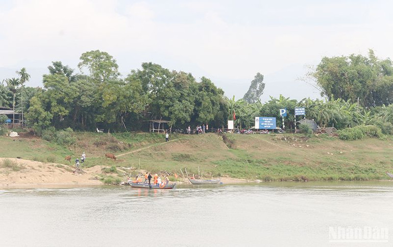 Bến đò Ông Đốc, nơi xây dựng cầu Văn Ly vượt qua sông Thu Bồn dài gần 500m. Bến đò Ông Đốc, nơi xây dựng cầu Văn Ly vượt qua sông Thu Bồn dài gần 500m.