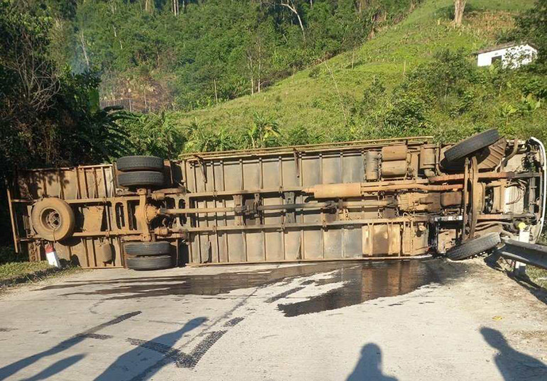 Xe tải lật chắn ngang đường gây ách tắc giao thông