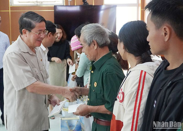 Phó Chủ tịch Quốc hội Nguyễn Đức Hải trao quà tặng người dân huyện Phước Sơn