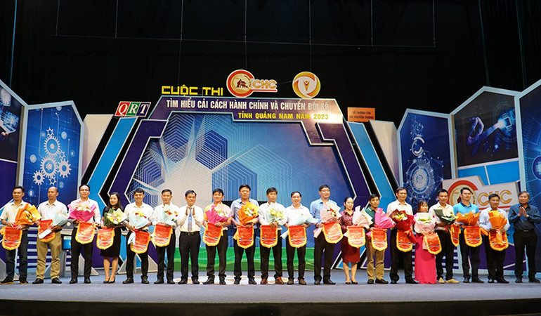 Ban Tổ chức tặng hoa, cờ lưu niệm cho 18 đội tham gia dự thi.