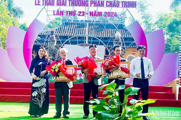 Lãnh đạo thành phố Tam Kỳ trao Giải thưởng Phan Châu Trinh tặng 3 cá nhân có nhiều đóng góp trong công tác khuyến học, khuyến tài của thành phố Tam Kỳ.