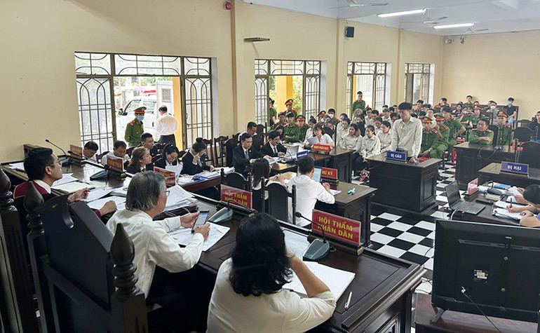 Đây là vụ án liên quan tín dụng đen lớn nhất từ trước đến nay được Tòa án nhân dân tỉnh Quảng Nam đưa ra xét xử. Đây là vụ án liên quan tín dụng đen lớn nhất từ trước đến nay được Tòa án nhân dân tỉnh Quảng Nam đưa ra xét xử.