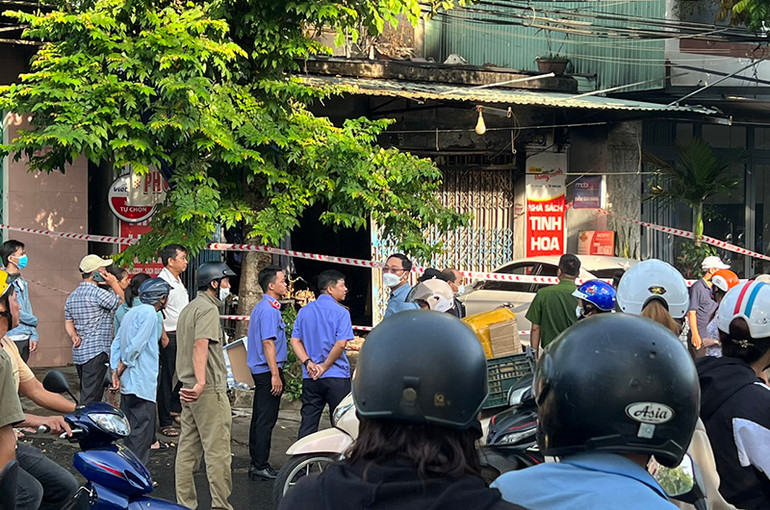 Các cơ quan chức năng tổ chức khám nghiệm hiện trường, điều tra làm rõ nguyên nhân vụ cháy.