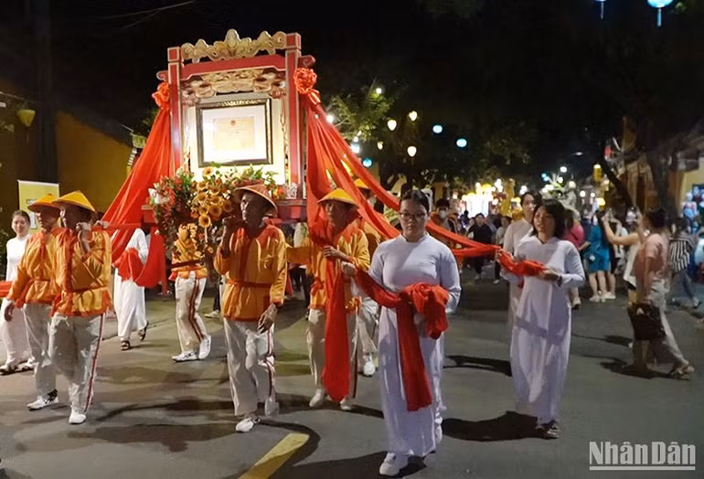 Hội An tổ chức diễu hành rước danh hiệu Di sản văn hóa phi vật thể quốc gia Tết Trung thu ở Hội An qua các tuyến đường trong khu phố cổ.