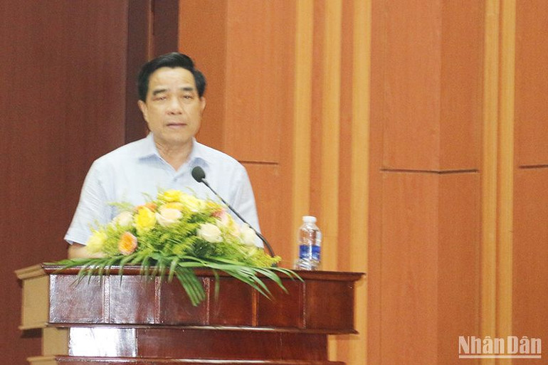 Phó Bí thư Thường trực Tỉnh ủy Quảng Nam Lê Văn Dũng phát biểu tại hội thảo.