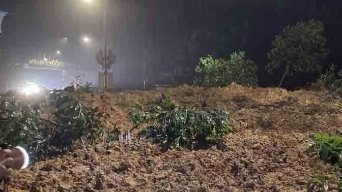 Đất đá sạt lở từ ta-luy dương tràn xuống mặt đường Hồ Chí Minh đoạn qua thị trấn Khâm Đức, huyện Phước Sơn đã được dọn dẹp và thông xe.