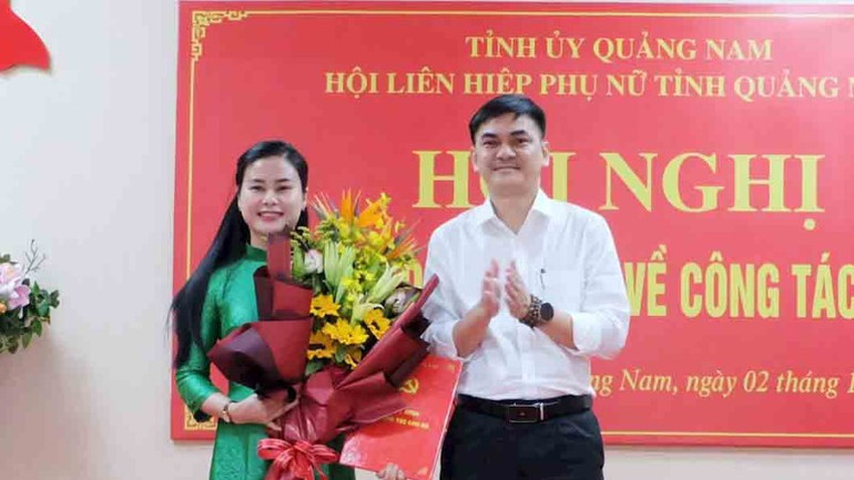 Phó Trưởng Ban Tổ chức Tỉnh ủy Cao Thanh Hải trao quyết định và tặng hoa chúc mừng đồng chí Đặng Thị Bảo Trinh. Phó Trưởng Ban Tổ chức Tỉnh ủy Cao Thanh Hải trao quyết định và tặng hoa chúc mừng đồng chí Đặng Thị Bảo Trinh.