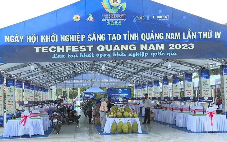 Không gian trưng bày, giới thiệu sản phẩm khởi nghiệp, sản phẩm OCOP, sản phẩm công nghiệp nông thôn tiêu biểu.