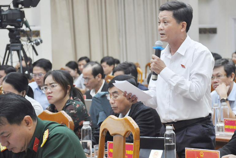 Các đại biểu thảo luận, chất vấn tại kỳ họp lần thứ 18, Hội đồng nhân dân tỉnh Quảng Nam.